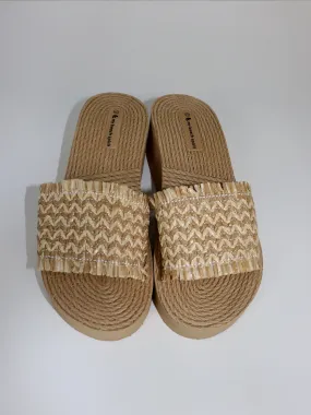 Heel compensed beach slipper